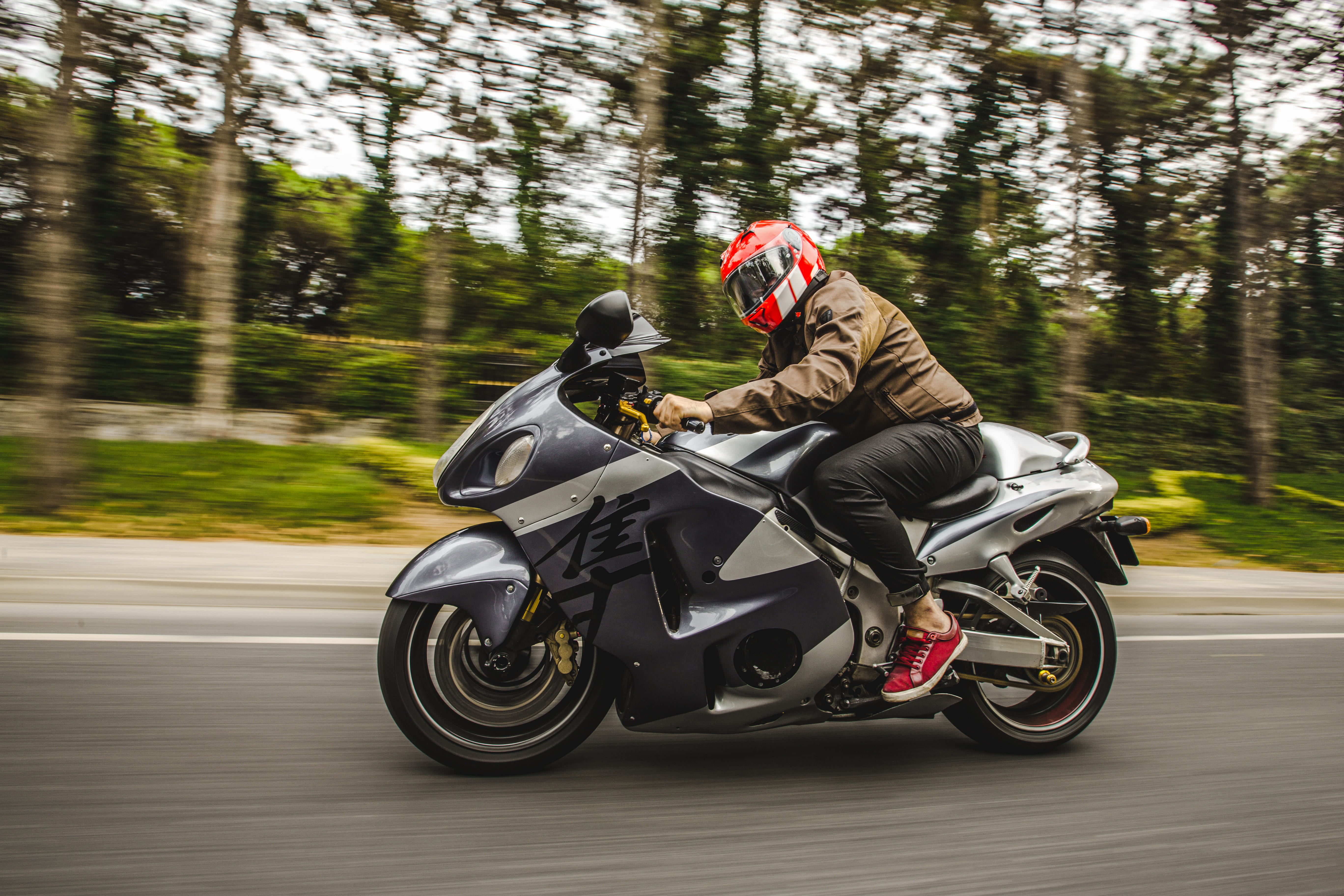 Motociclista circula protegido por la carretera