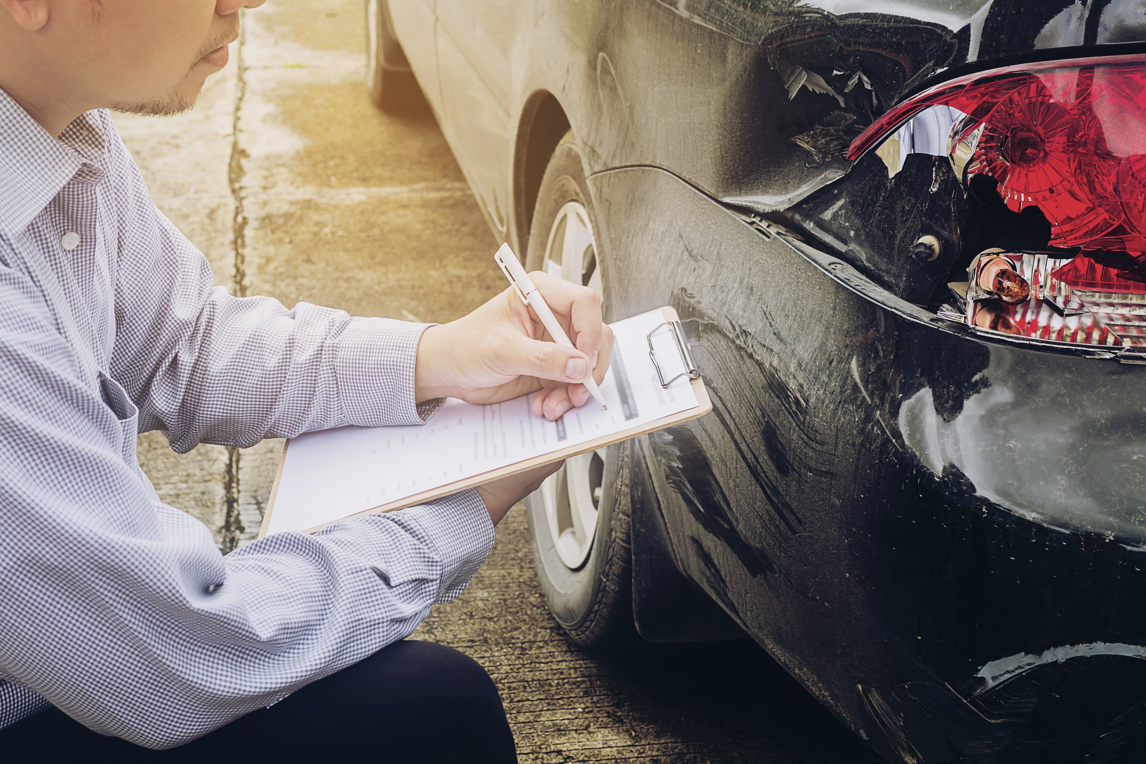 Asesora gestionando una reclamación por accidente de tránsito